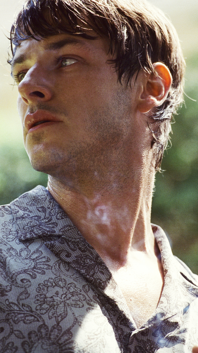 Mujer en Camisa Floral Blanca y Gris. Wallpaper in 750x1334 Resolution