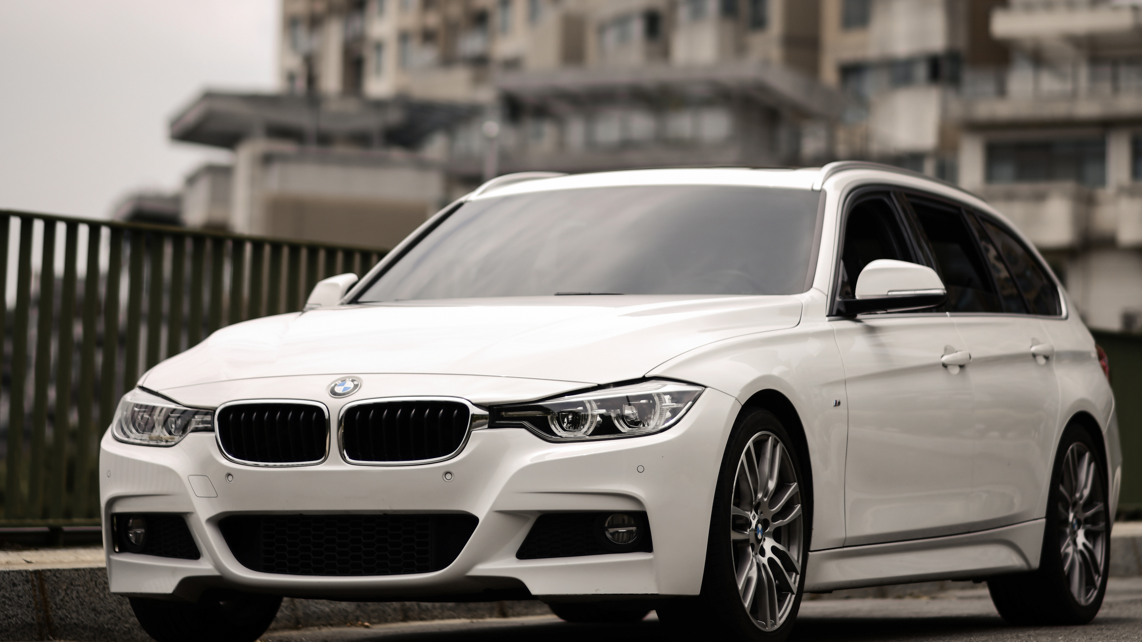 Weißes Mercedes Benz Coupé Tagsüber Unterwegs. Wallpaper in 3840x2160 Resolution