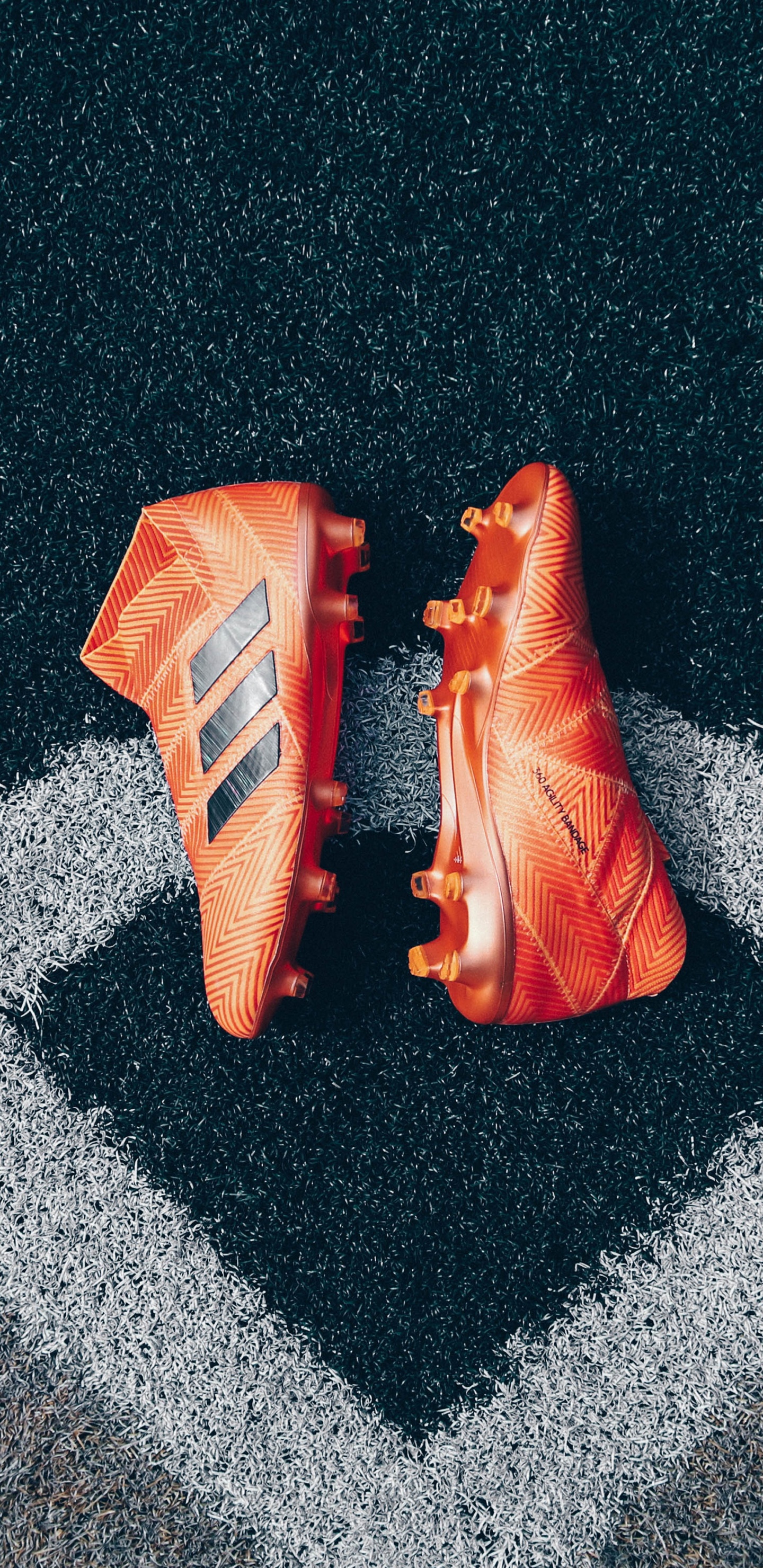 Paquete de Plástico Naranja Sobre Textil Gris y Blanco.. Wallpaper in 1440x2960 Resolution