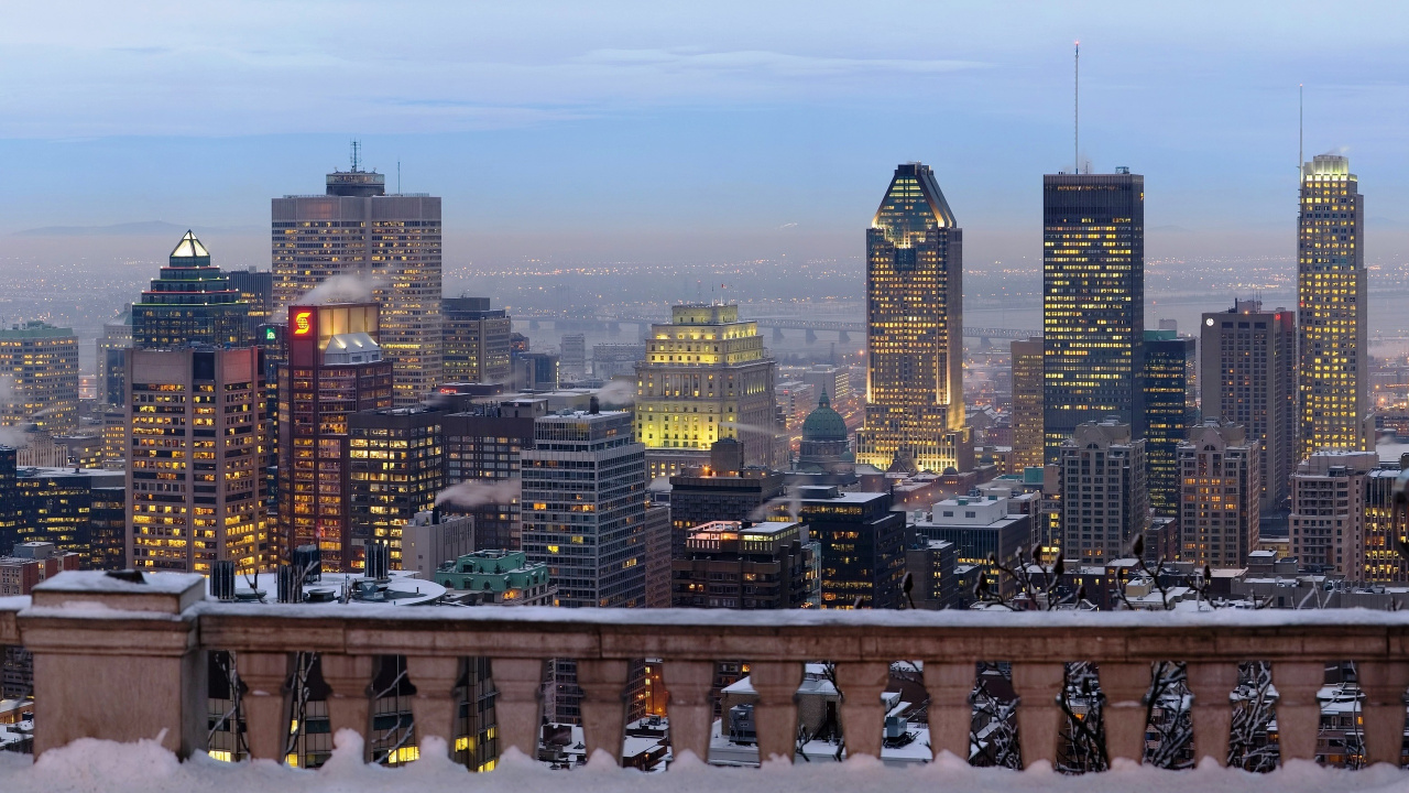 Skyline Der Stadt Unter Blauem Himmel Tagsüber. Wallpaper in 1280x720 Resolution