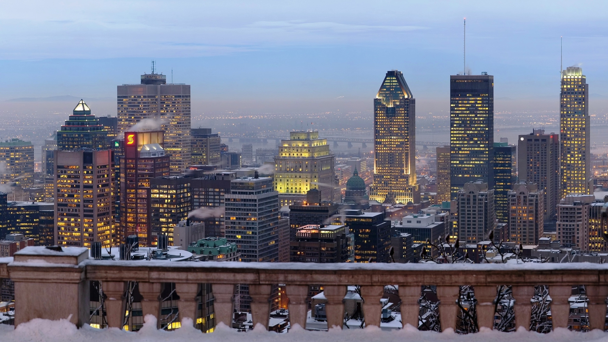 Skyline Der Stadt Unter Blauem Himmel Tagsüber. Wallpaper in 2560x1440 Resolution