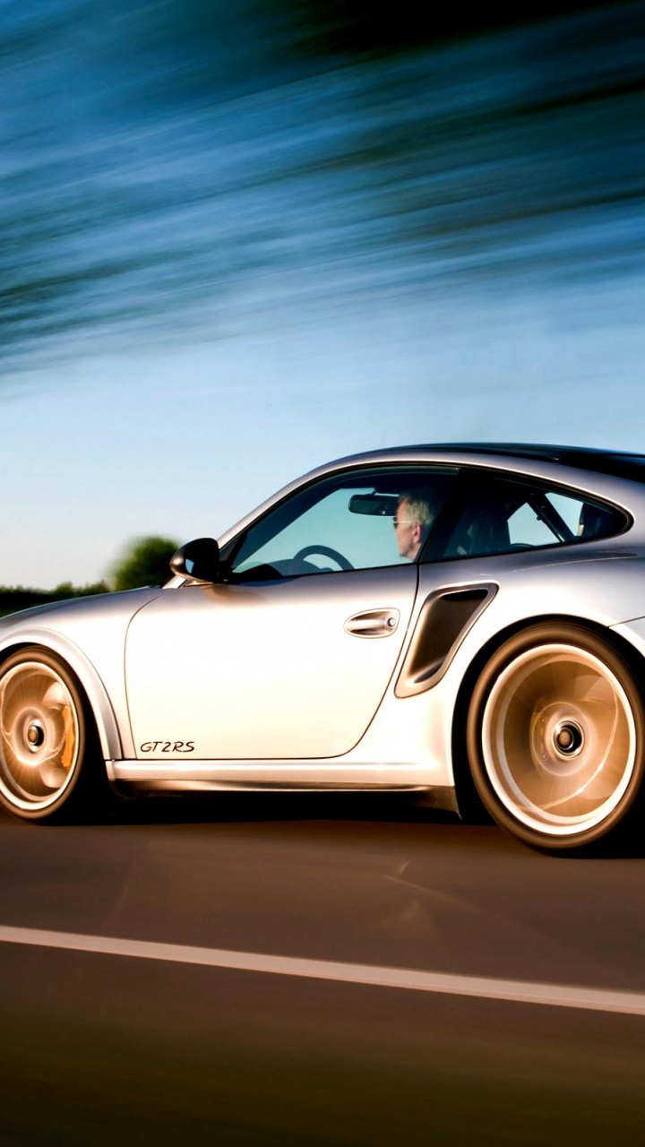 Porsche 911 Blanco en la Carretera. Wallpaper in 720x1280 Resolution