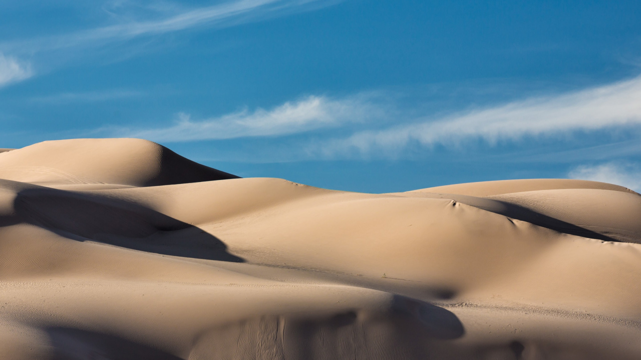 Tagsüber Weißer Sand Unter Blauem Himmel. Wallpaper in 1280x720 Resolution