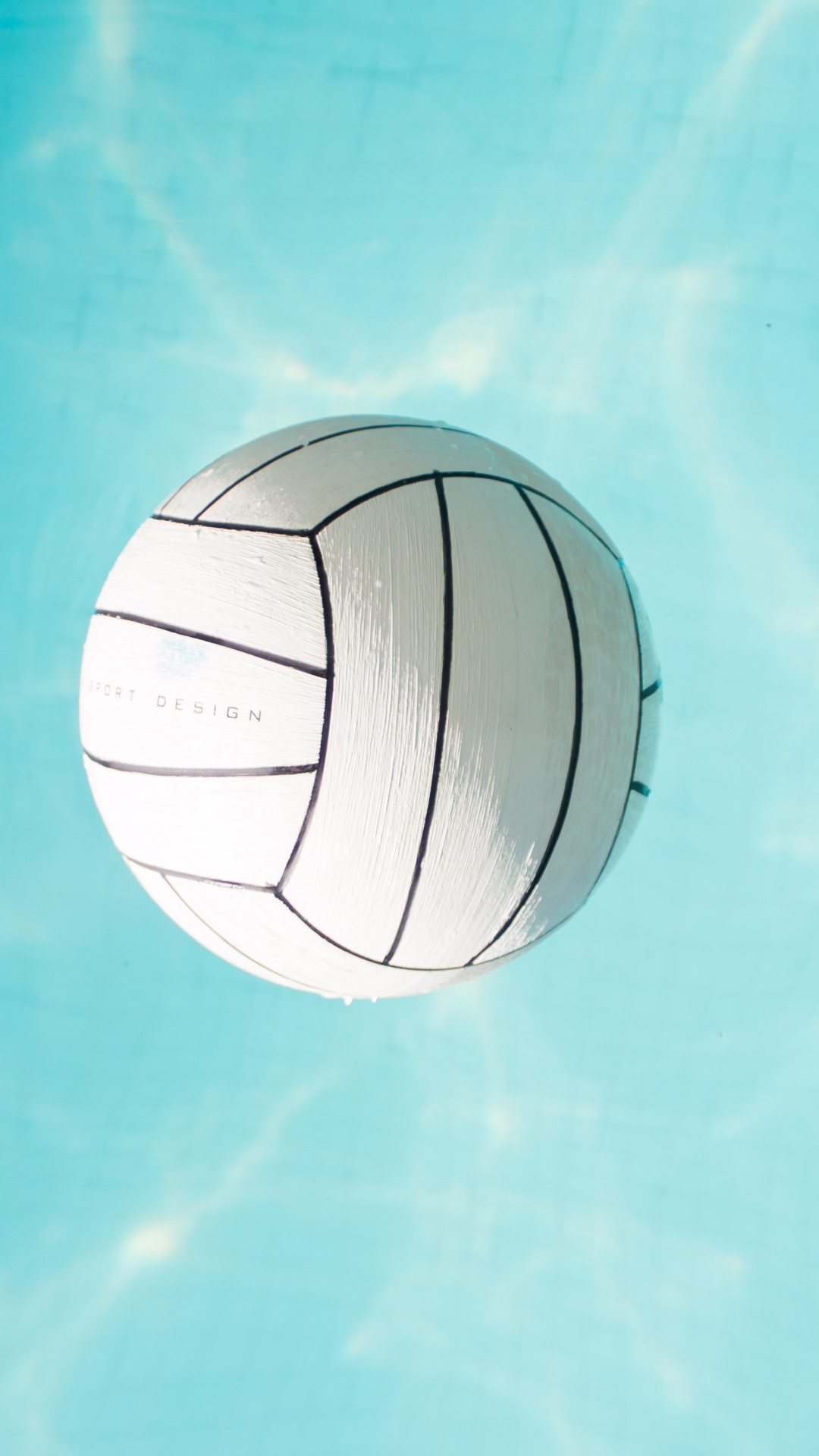 Weißer Und Schwarzer Basketball am Blauen Himmel. Wallpaper in 1080x1920 Resolution
