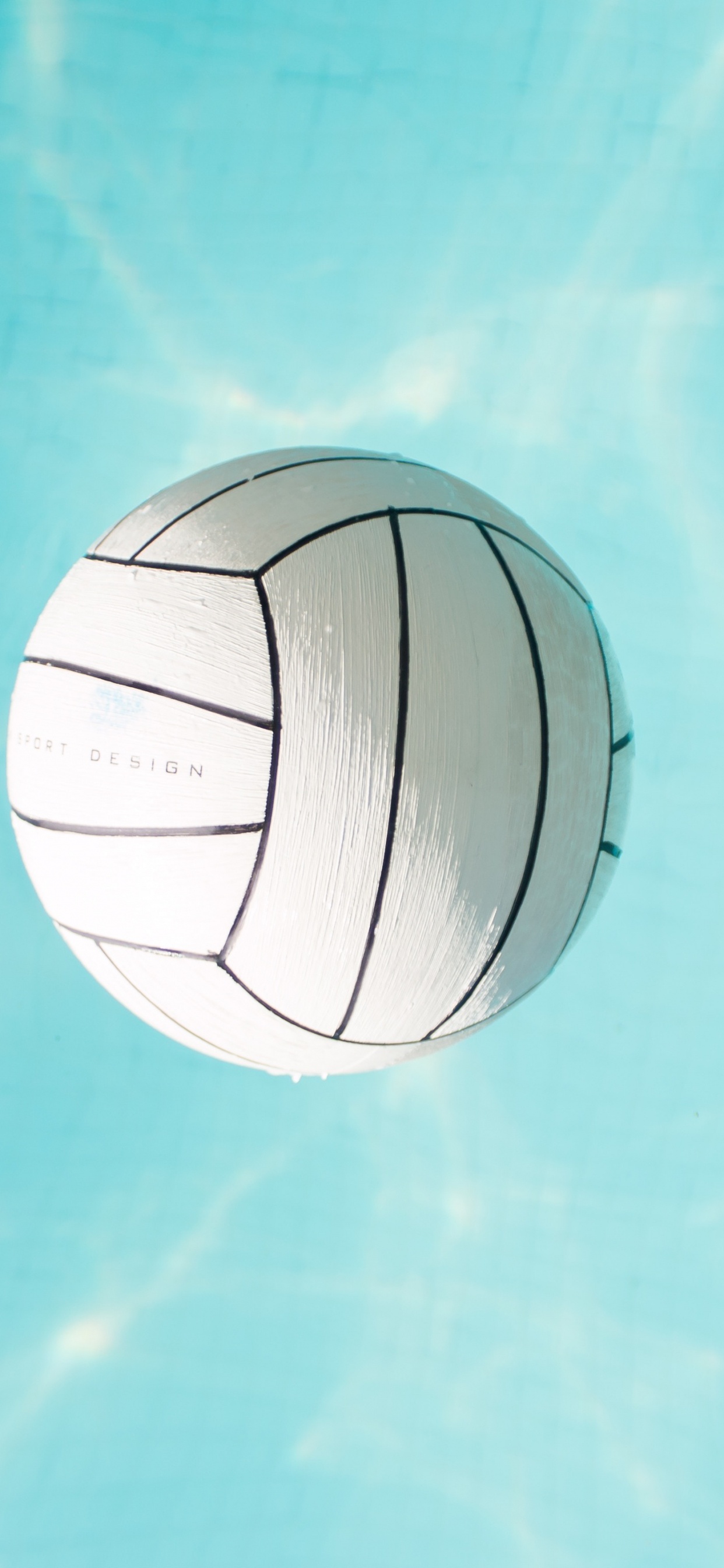 Weißer Und Schwarzer Basketball am Blauen Himmel. Wallpaper in 1242x2688 Resolution