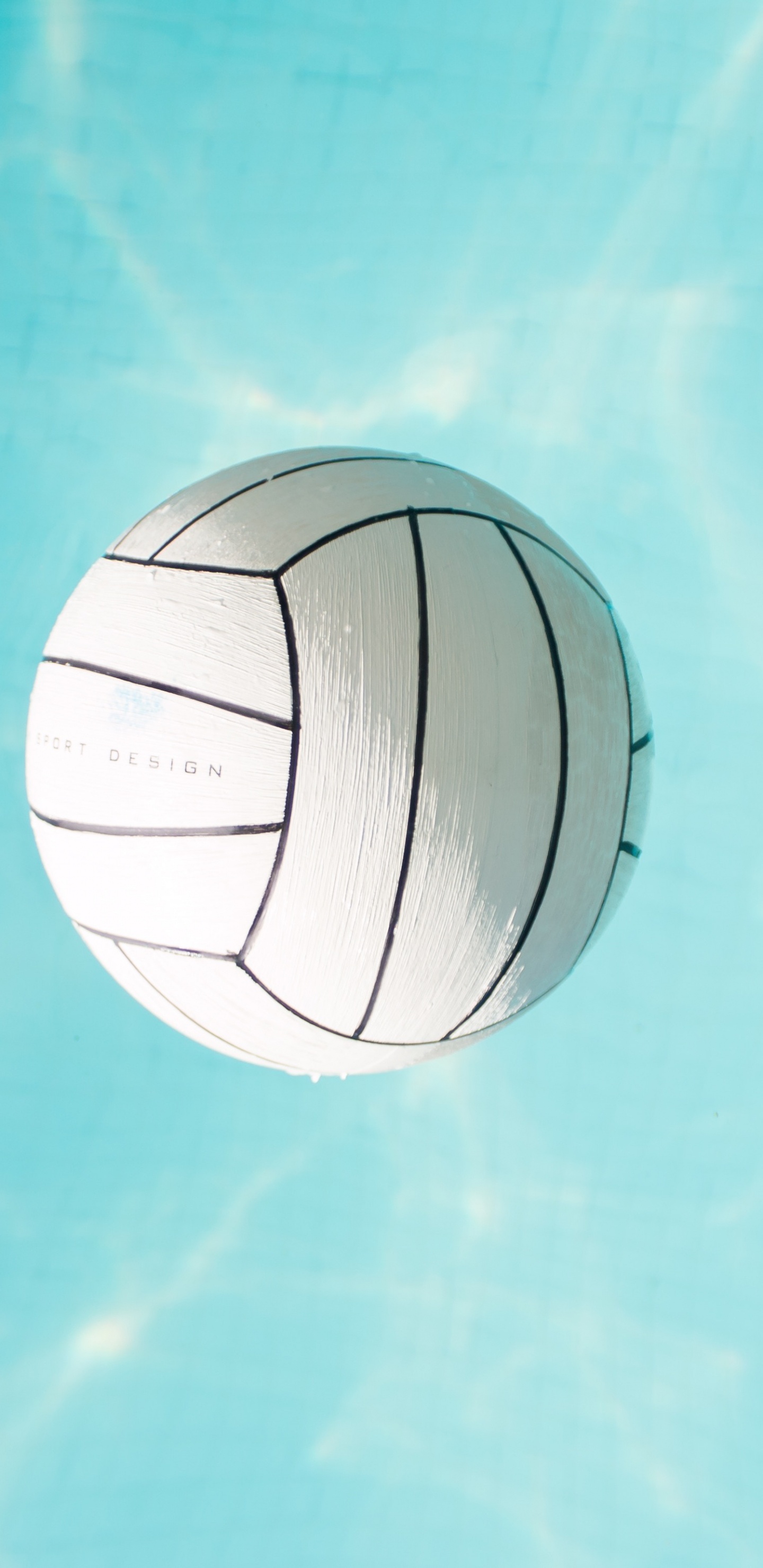 Weißer Und Schwarzer Basketball am Blauen Himmel. Wallpaper in 1440x2960 Resolution