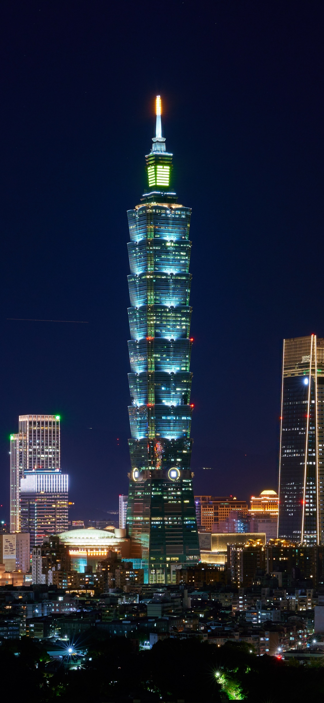 Skyline Der Stadt Bei Nacht Night. Wallpaper in 1125x2436 Resolution