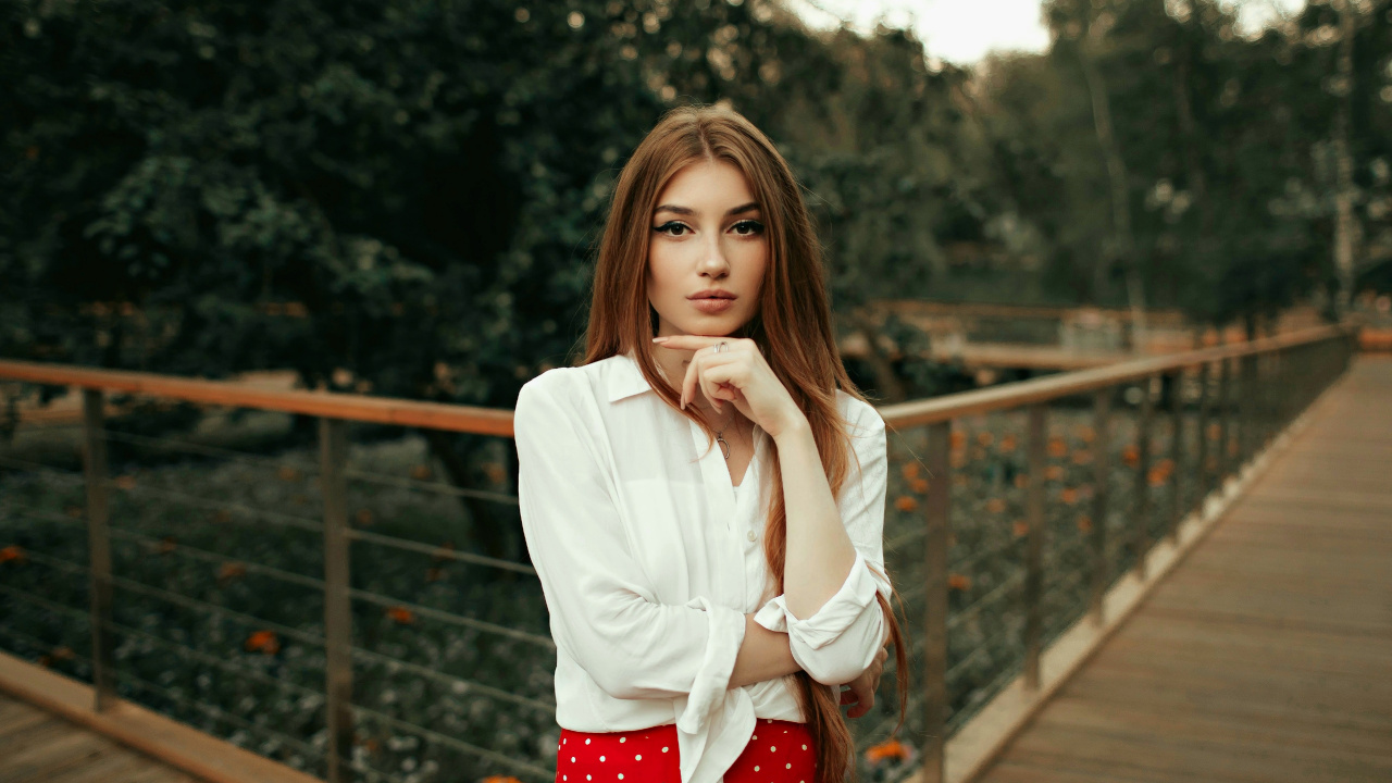 Model Chin on Hand, Model, Dambora, Lip, Hairstyle. Wallpaper in 1280x720 Resolution