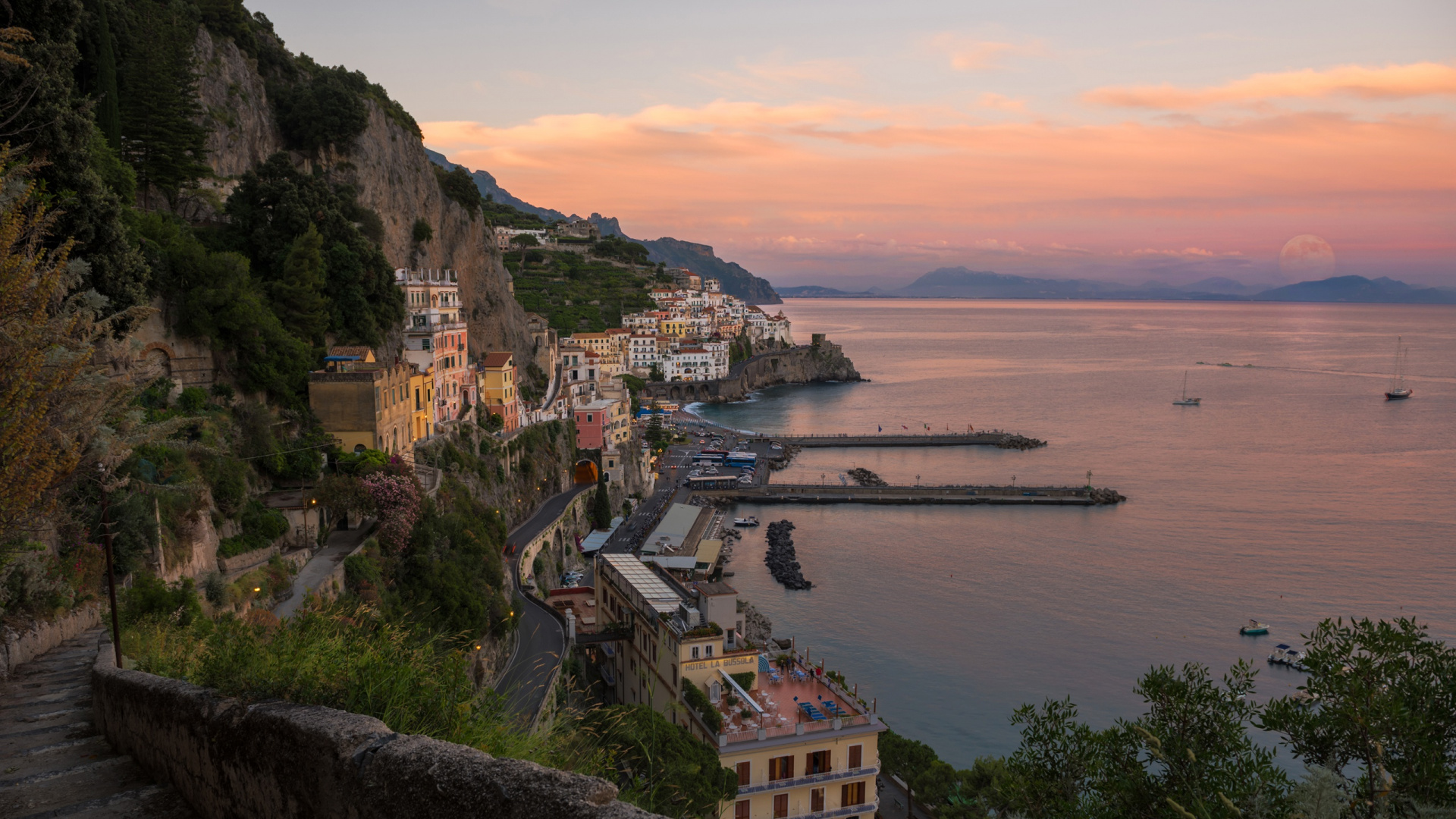 Vista Aérea de la Ciudad Cerca Del Cuerpo de Agua Durante el Día.. Wallpaper in 1920x1080 Resolution