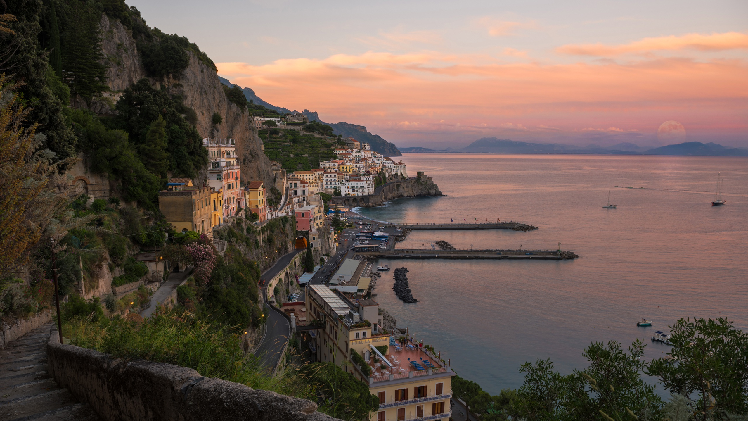 Luftaufnahme Der Stadt in Der Nähe Von Gewässern Tagsüber. Wallpaper in 2560x1440 Resolution