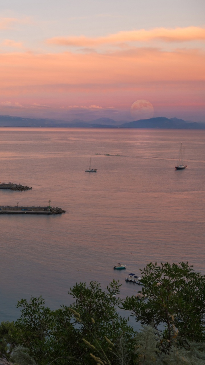 Luftaufnahme Der Stadt in Der Nähe Von Gewässern Tagsüber. Wallpaper in 720x1280 Resolution