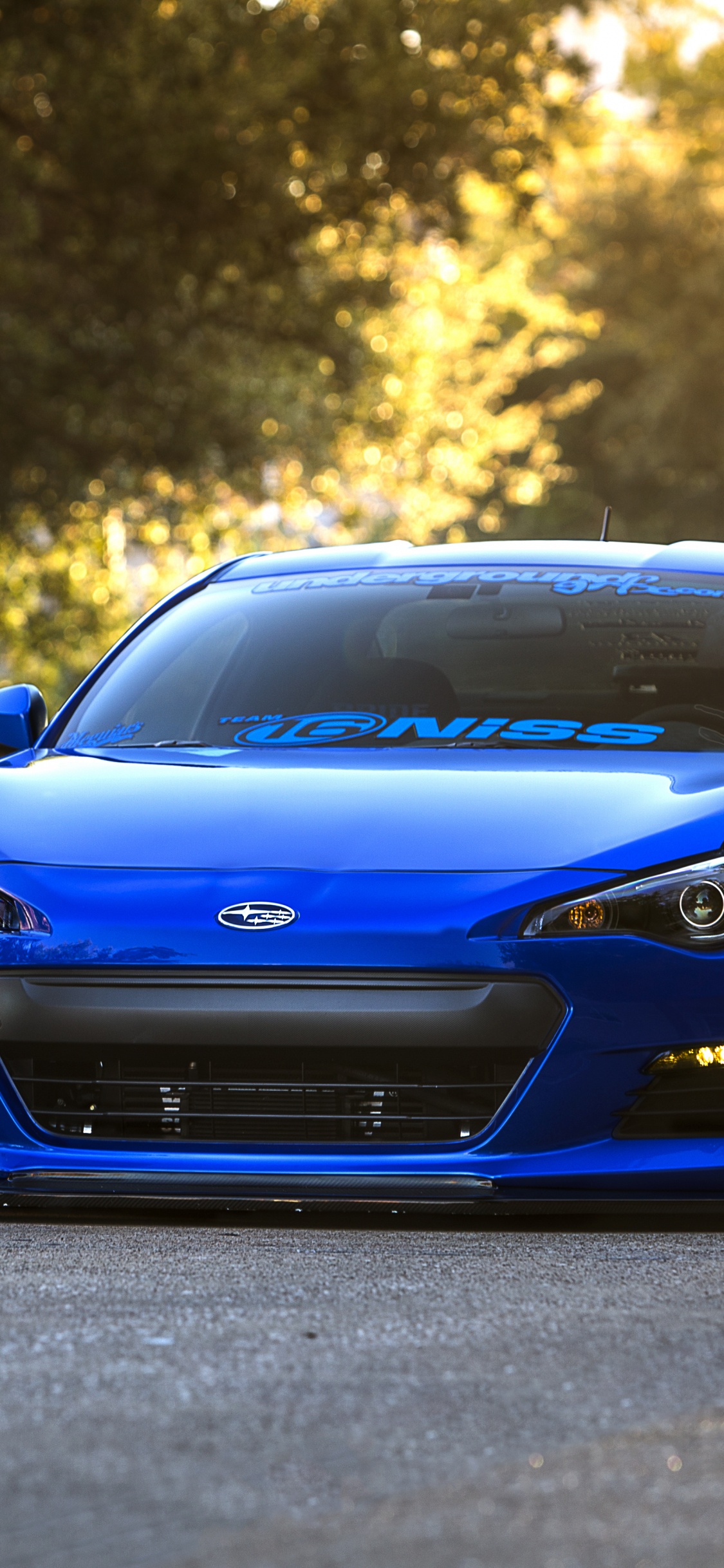 BMW m 3 Azul en la Carretera Durante el Día. Wallpaper in 1125x2436 Resolution