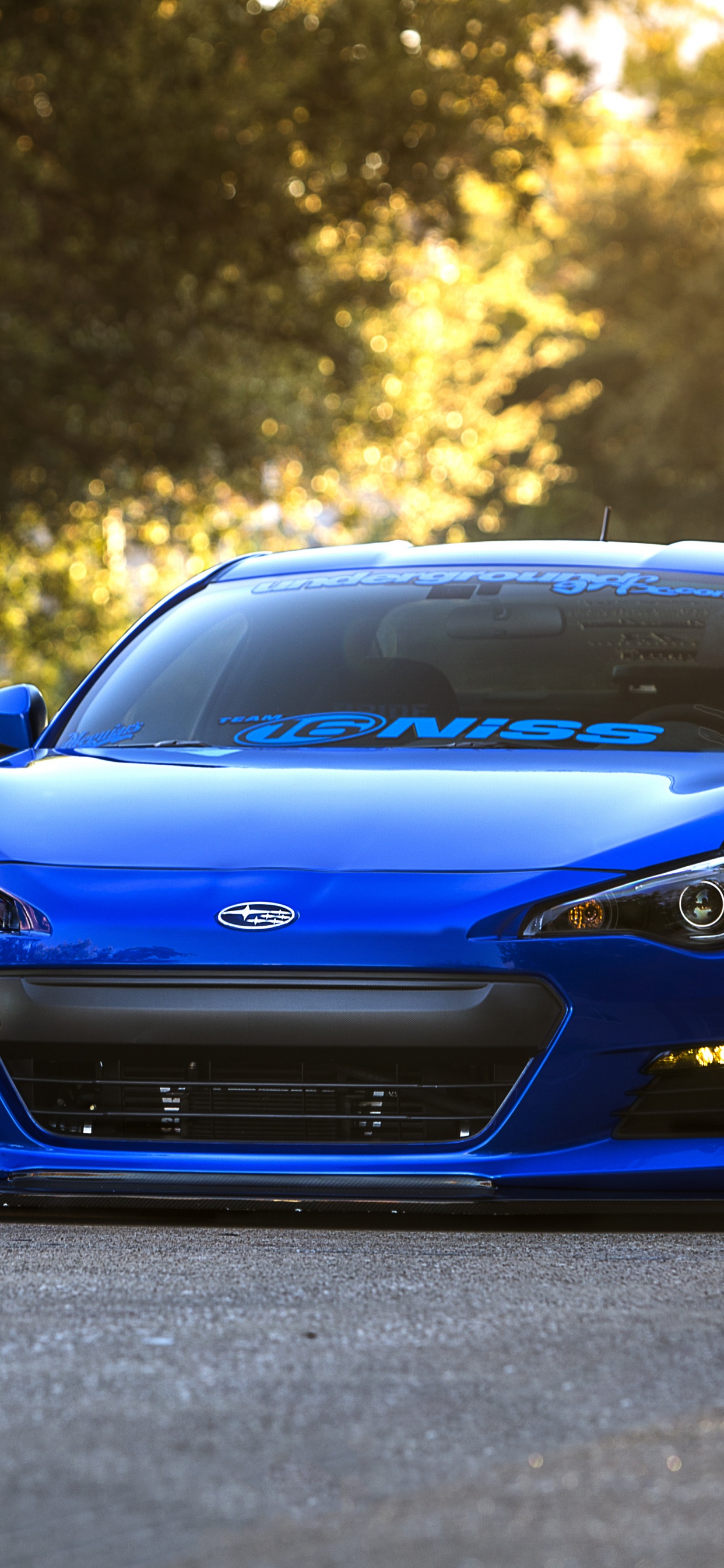 BMW m 3 Azul en la Carretera Durante el Día. Wallpaper in 1242x2688 Resolution