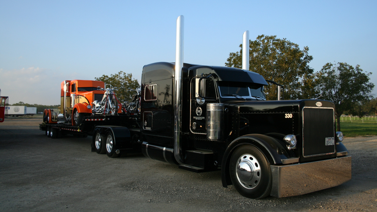 Schwarz-weißer LKW Auf Der Straße Tagsüber. Wallpaper in 1280x720 Resolution