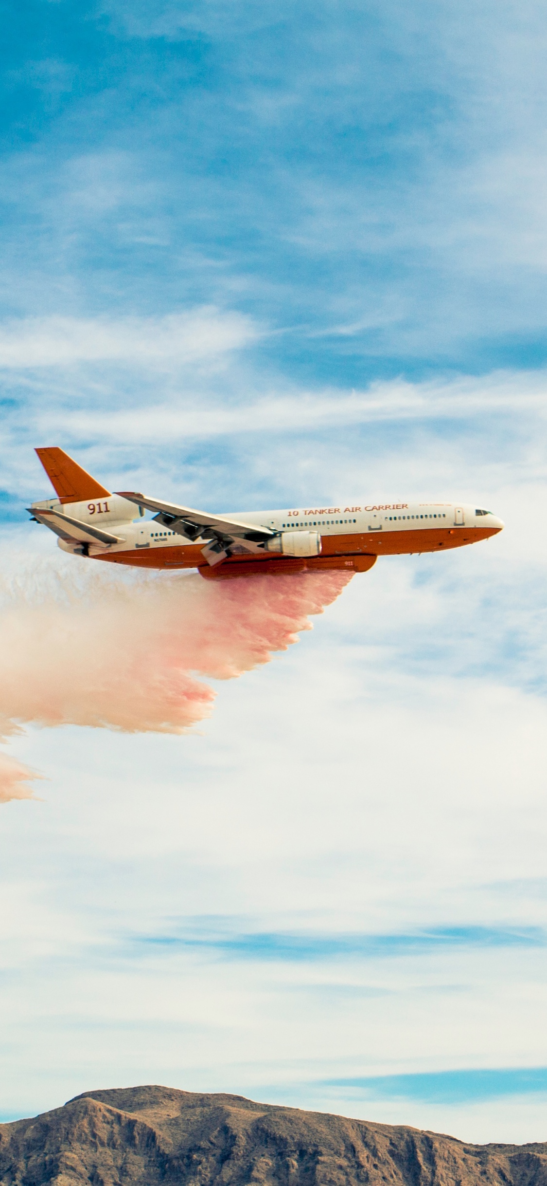 Weißes Und Orangefarbenes Flugzeug, Das Tagsüber Über Die Berge Fliegt. Wallpaper in 1125x2436 Resolution