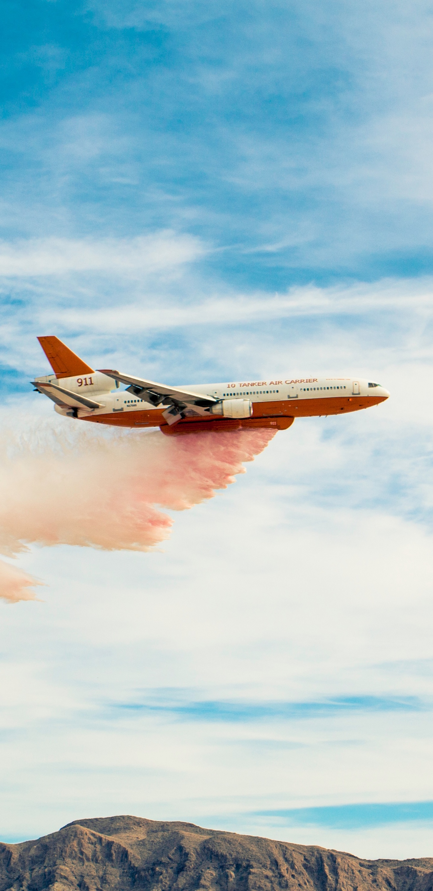 Weißes Und Orangefarbenes Flugzeug, Das Tagsüber Über Die Berge Fliegt. Wallpaper in 1440x2960 Resolution