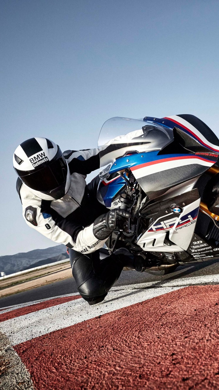 Homme au Casque de Moto Noir et Blanc à Cheval Sur un Vélo de Sport Noir Sur Route Pendant la Journée. Wallpaper in 720x1280 Resolution