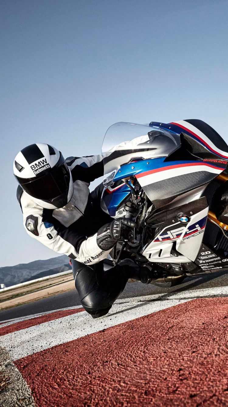 Mann in Schwarz-weißem Motorradhelm, Der Tagsüber Auf Einem Schwarzen Sportfahrrad Unterwegs Ist. Wallpaper in 750x1334 Resolution