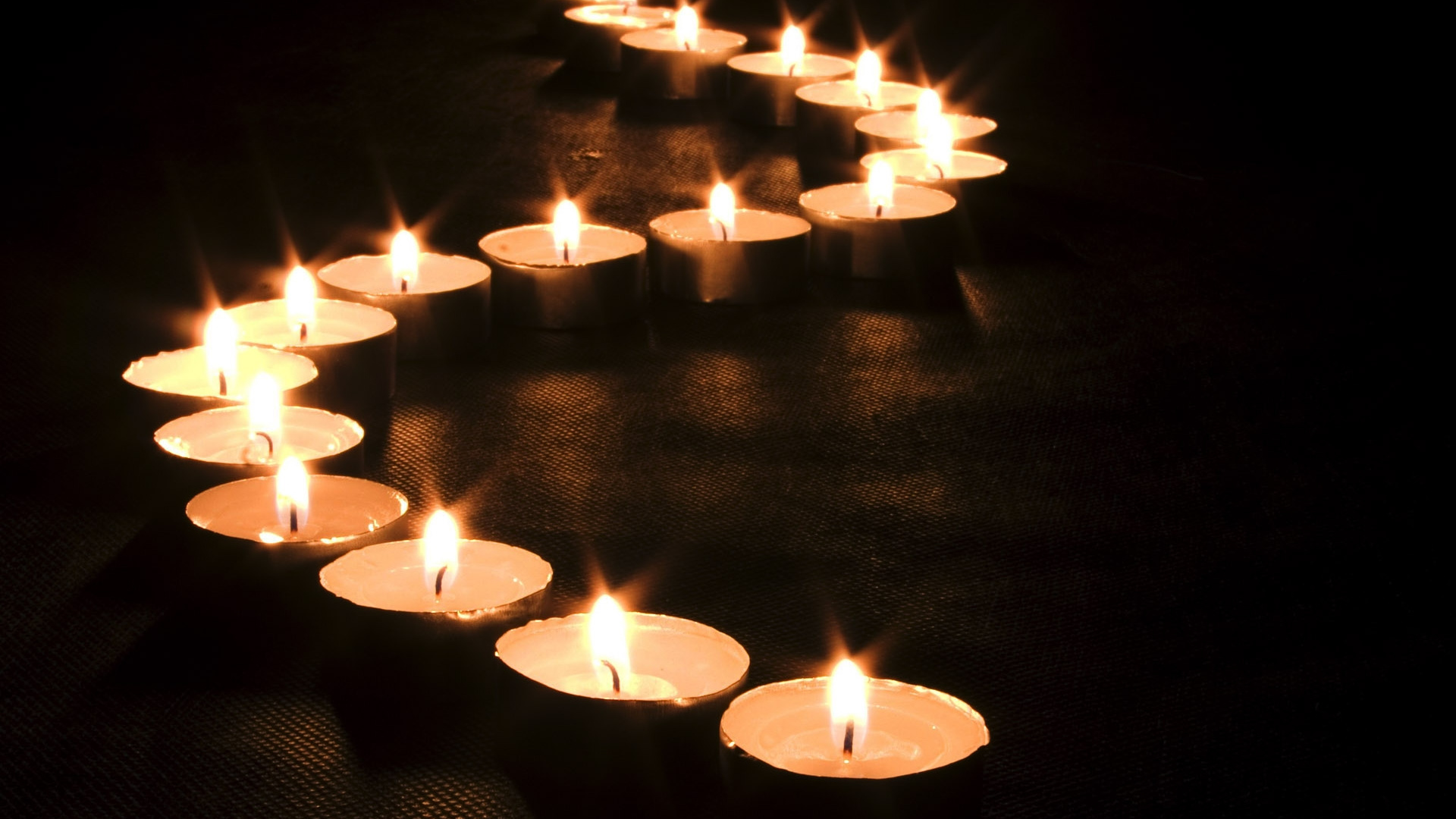 Velas en Soporte de Acero Negro. Wallpaper in 1920x1080 Resolution