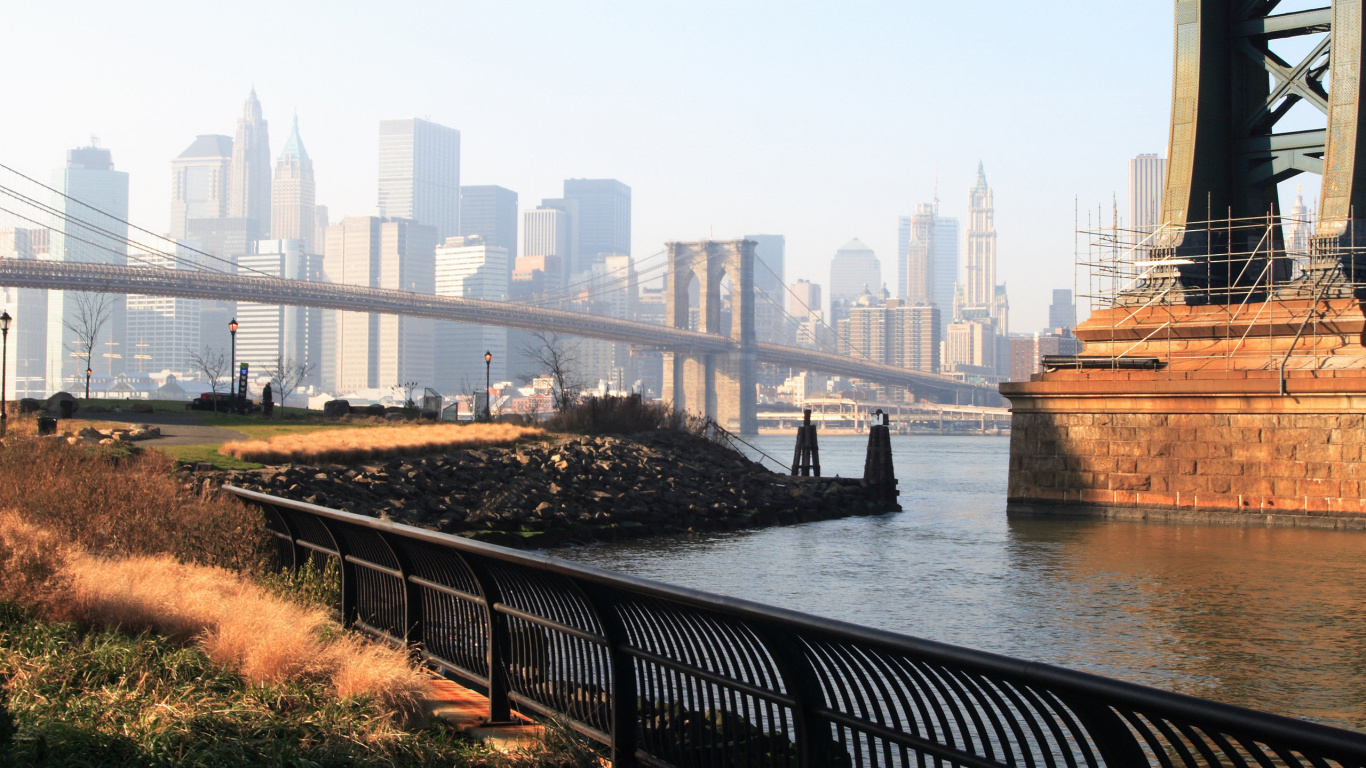 Banco de Metal Negro Cerca Del Cuerpo de Agua Durante el Día. Wallpaper in 1366x768 Resolution