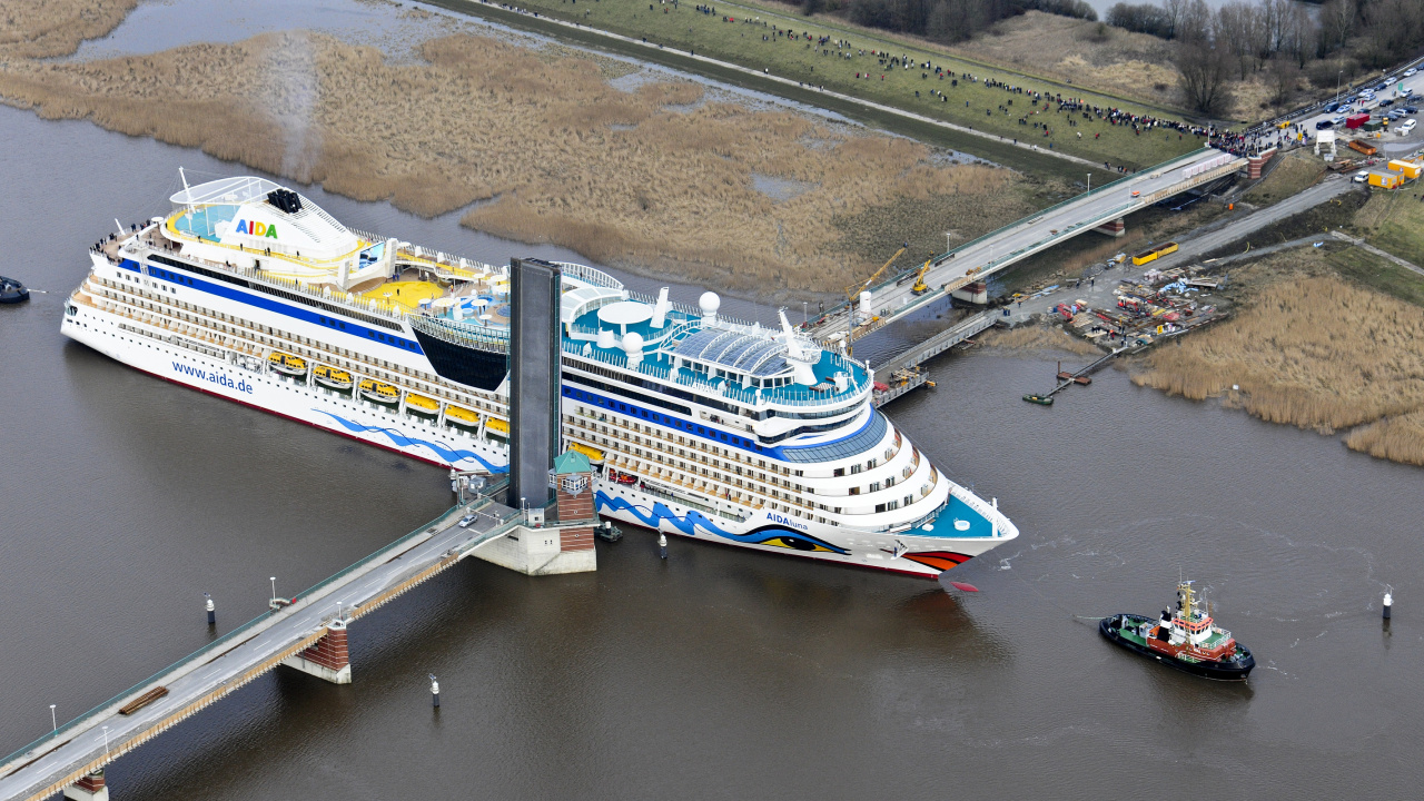 Crucero Blanco y Azul Sobre el Agua Durante el Día. Wallpaper in 1280x720 Resolution