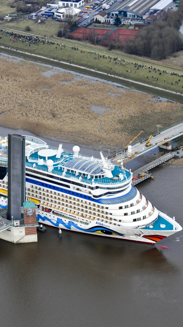 Crucero Blanco y Azul Sobre el Agua Durante el Día. Wallpaper in 720x1280 Resolution