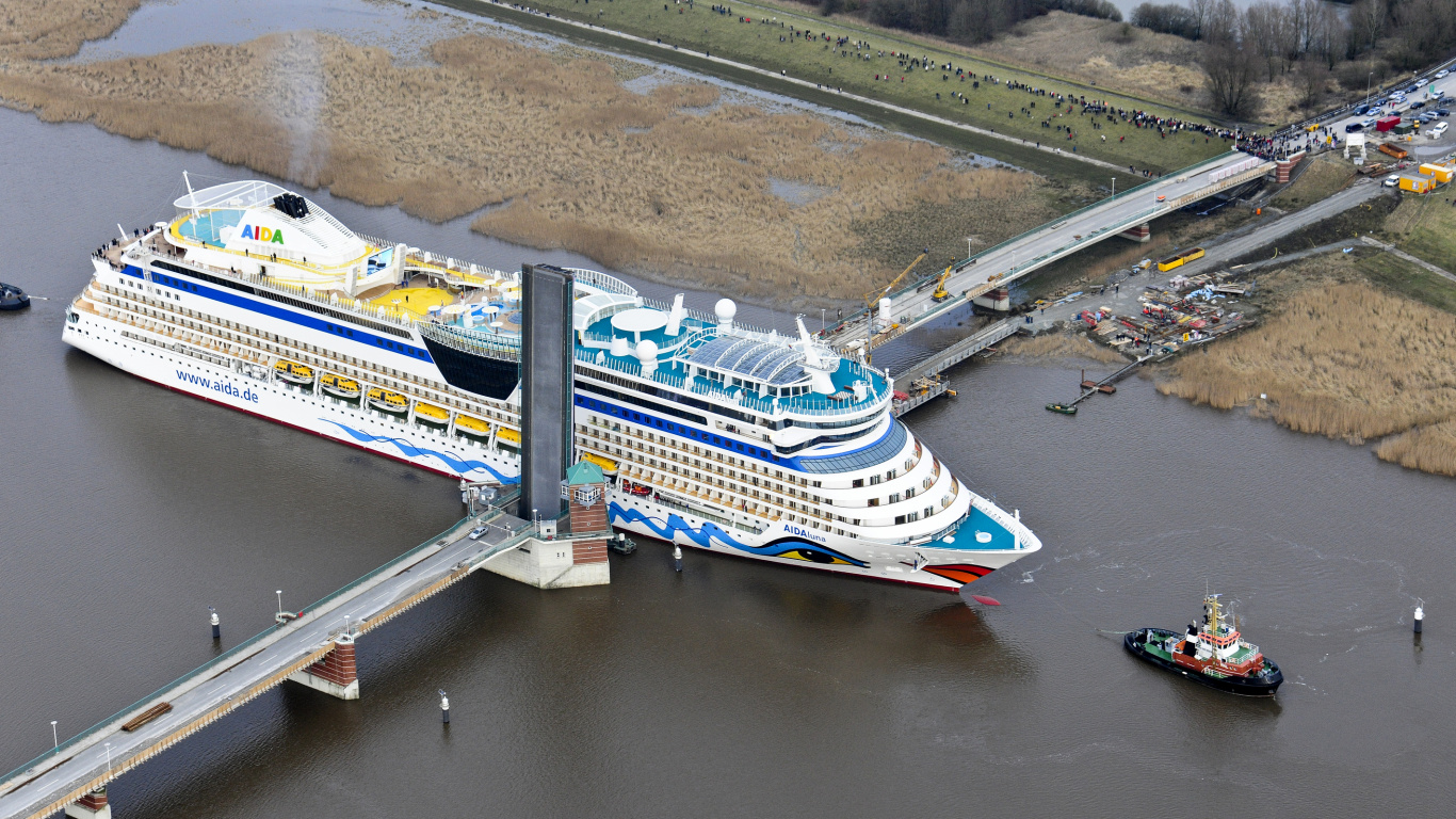 White and Blue Cruise Ship on Water During Daytime. Wallpaper in 1366x768 Resolution