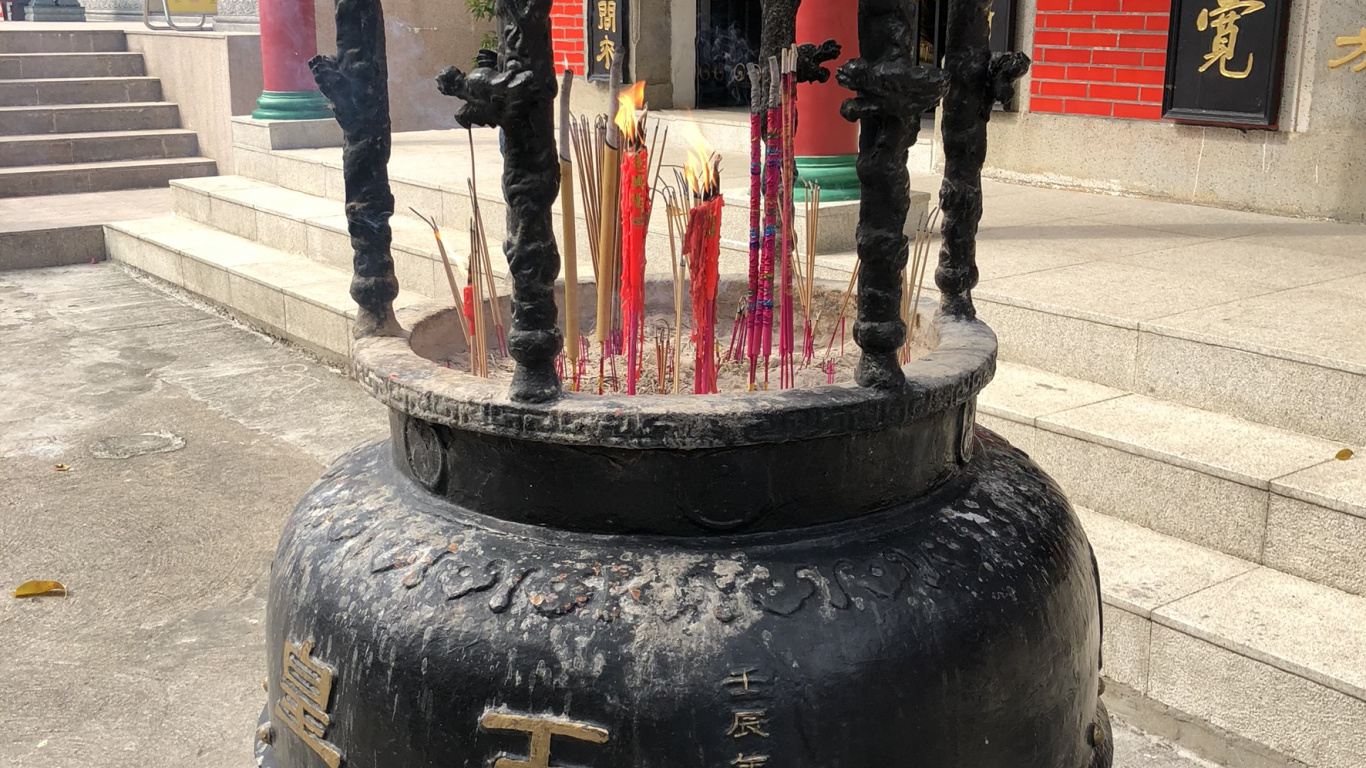 Escalier, Banc, Lieux Saints, Bâton Joss, Encens. Wallpaper in 1366x768 Resolution