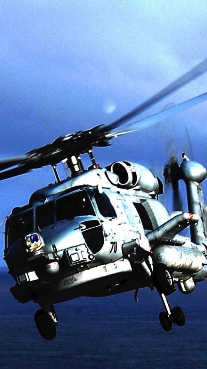 Schwarzer Hubschrauber, Der Tagsüber Über Den Wolken Fliegt. Wallpaper in 720x1280 Resolution