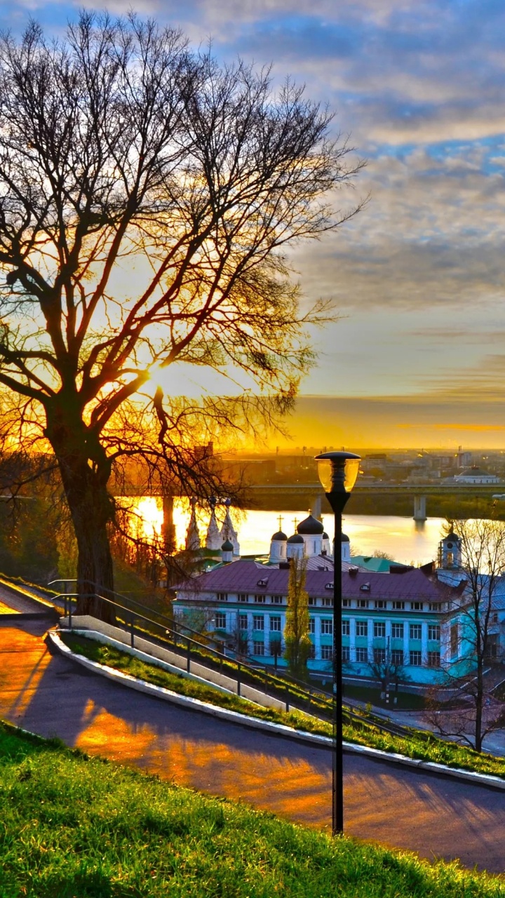 Barco Azul y Blanco en el Cuerpo de Agua Cerca de Árboles Verdes Durante el Día. Wallpaper in 720x1280 Resolution