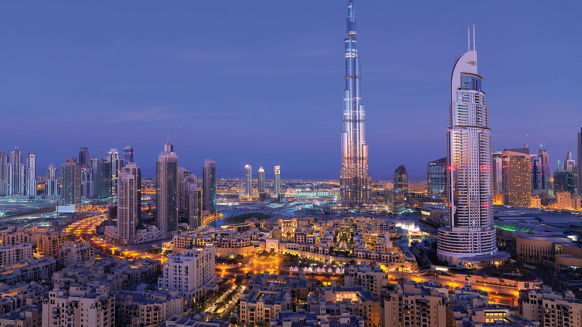 Skyline Der Stadt Unter Blauem Himmel Tagsüber. Wallpaper in 1920x1080 Resolution