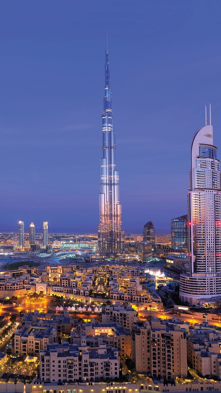 Horizonte de la Ciudad Bajo un Cielo Azul Durante el Día. Wallpaper in 720x1280 Resolution