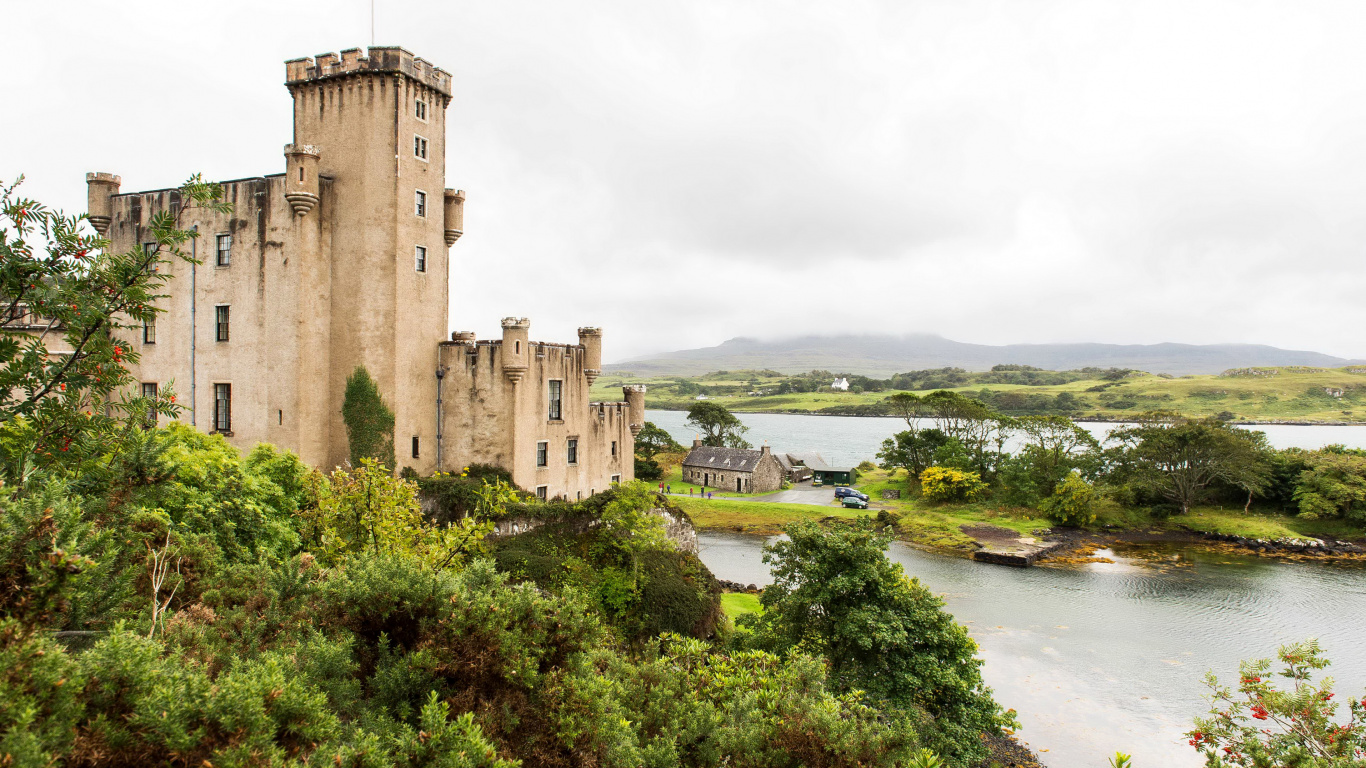 Château en Béton Gris Près de la Rivière Pendant la Journée. Wallpaper in 1366x768 Resolution