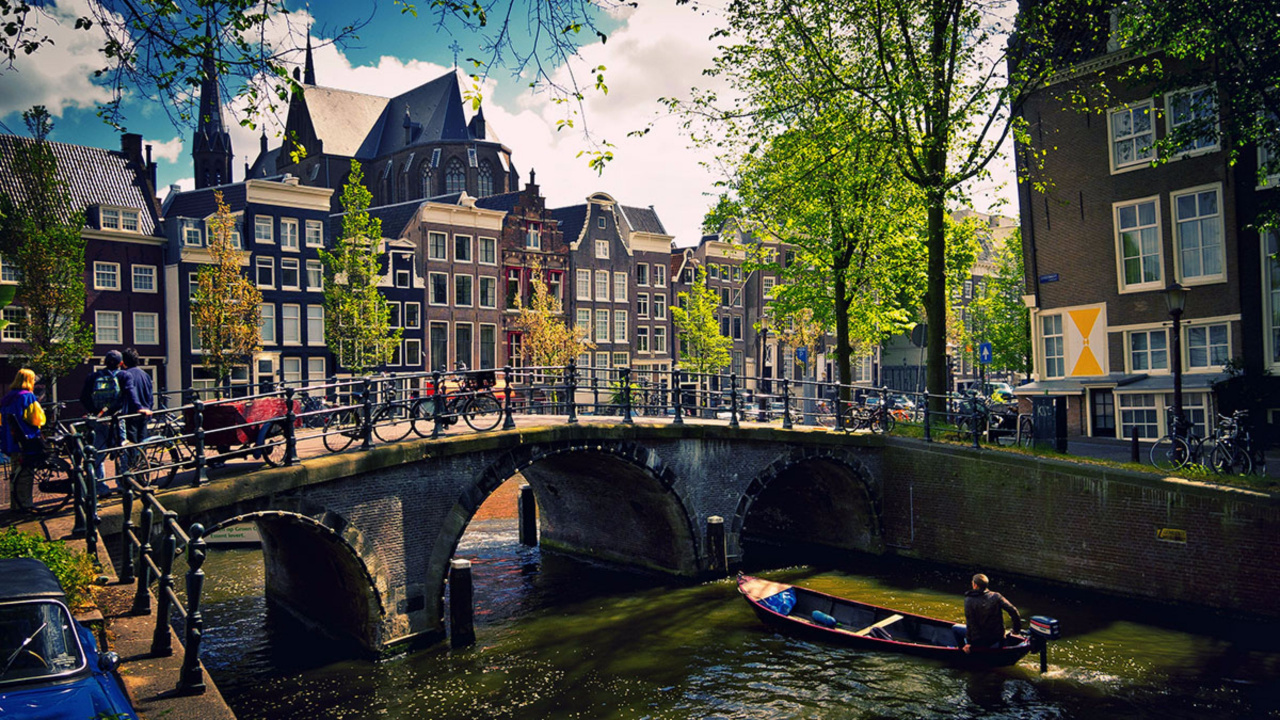 Brown Concrete Bridge Over River. Wallpaper in 1280x720 Resolution