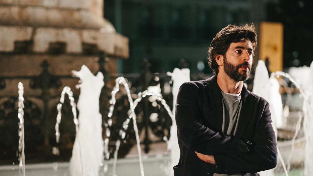 Homme en Veste Noire Debout Près de la Fontaine D'eau Pendant la Journée. Wallpaper in 1280x720 Resolution