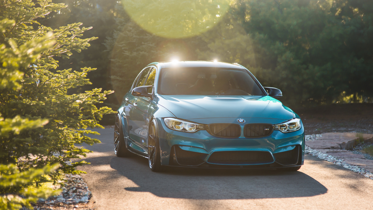 Blaues Bmw m 3 Coupe Auf Grauem Betonpflaster Geparkt. Wallpaper in 1280x720 Resolution