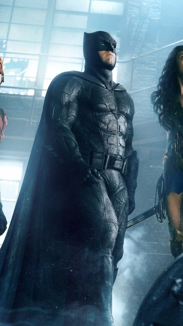 Mujer en Camiseta Negra y Pantalones Cortos de Mezclilla Azul de Pie Junto a la Estatua Negra. Wallpaper in 720x1280 Resolution