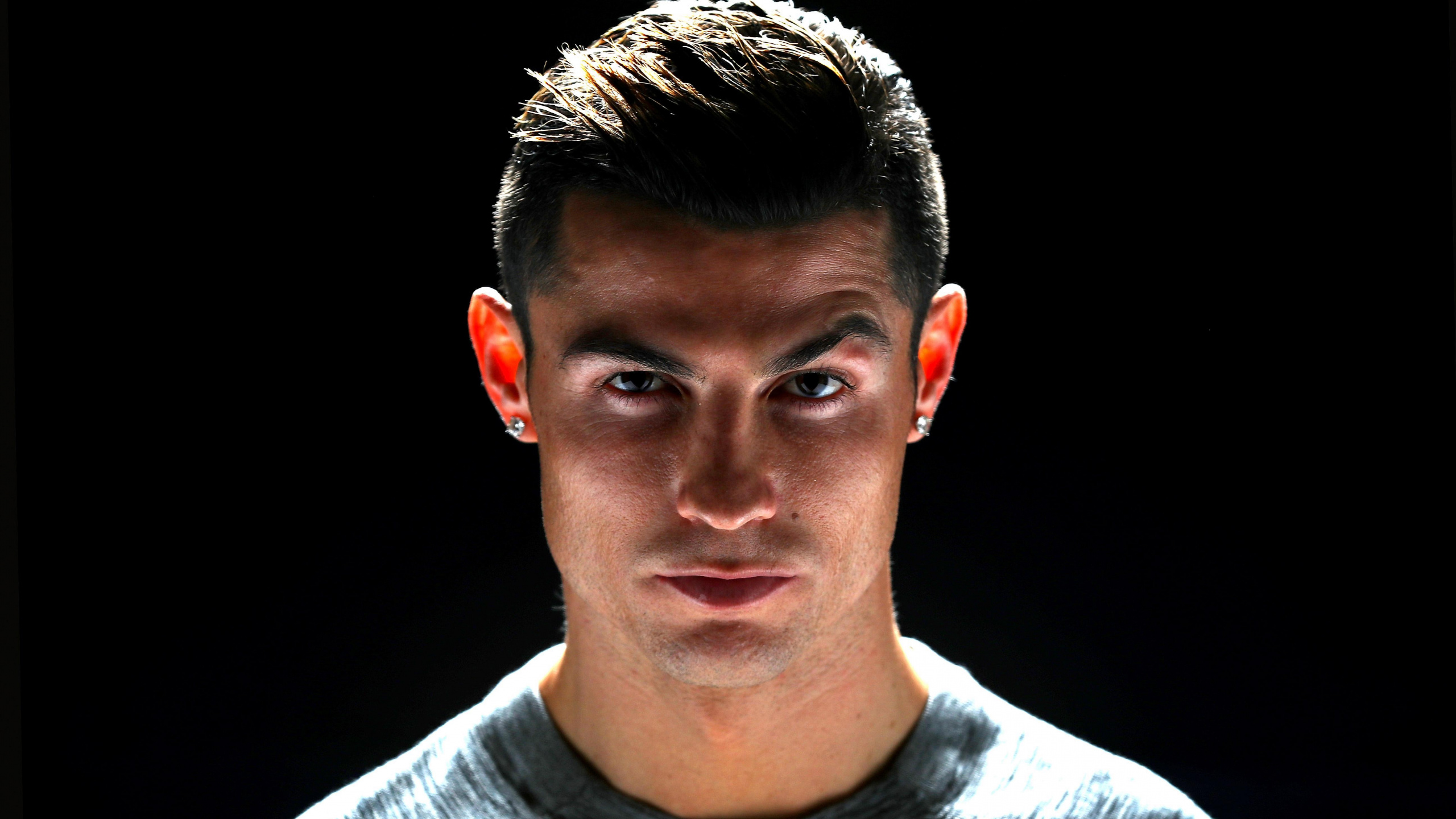 Man in Gray Crew Neck Shirt. Wallpaper in 2560x1440 Resolution