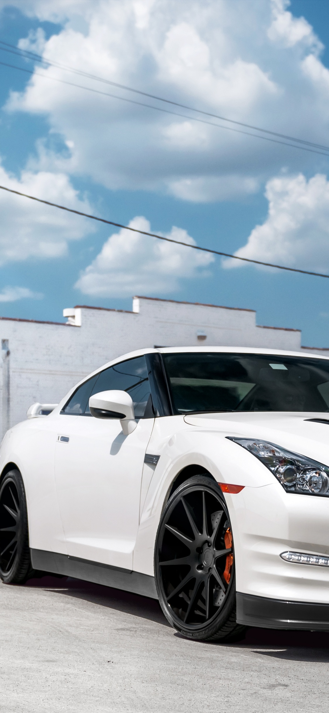 Porsche 911 Blanche Sur Route Pendant la Journée. Wallpaper in 1125x2436 Resolution