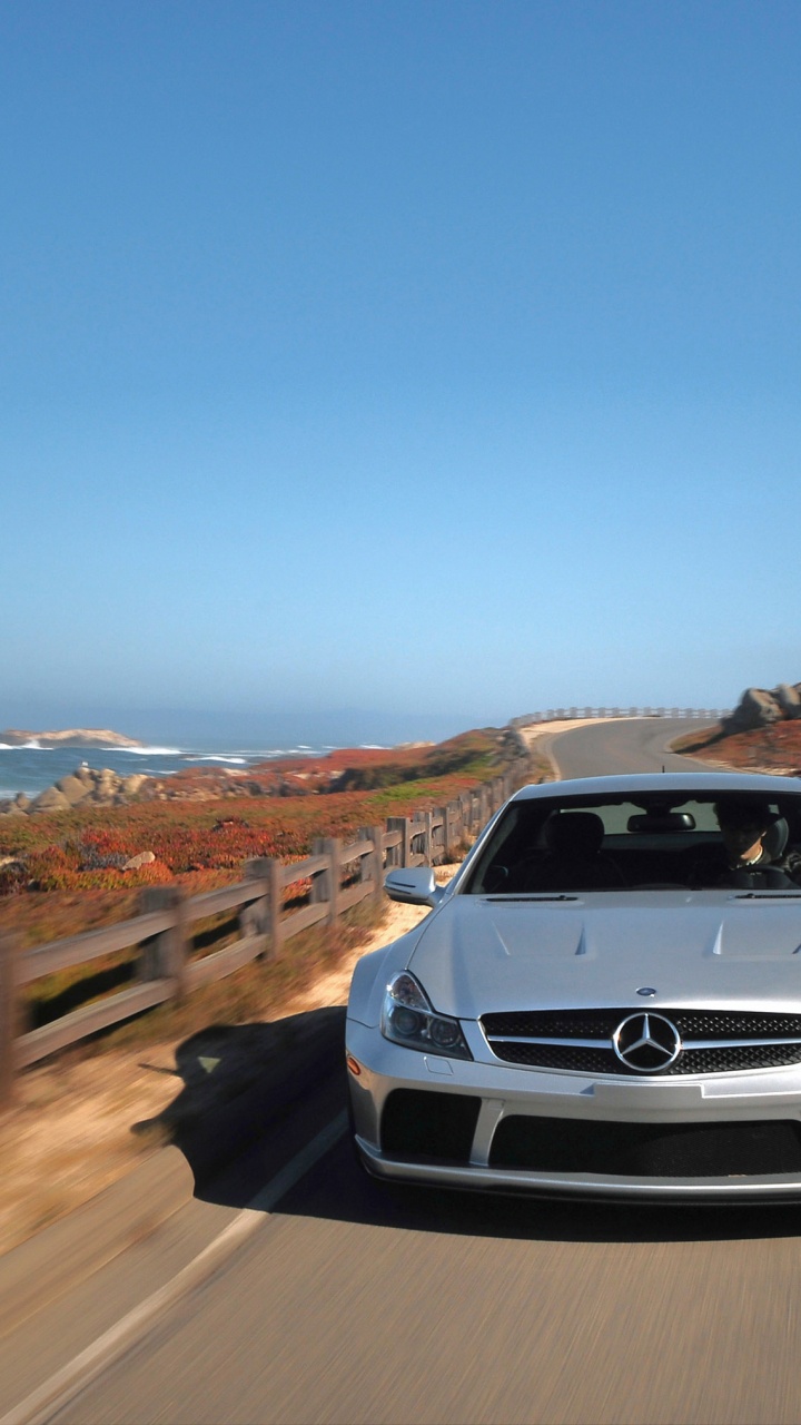 Voiture Blanche Sur Route Près de la Mer Pendant la Journée. Wallpaper in 720x1280 Resolution