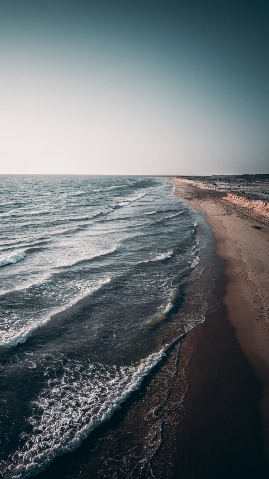 Les Vagues de L'océan S'écrasent Sur le Rivage Pendant la Journée. Wallpaper in 1080x1920 Resolution