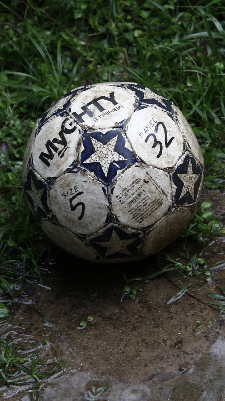 Ballon de Football Blanc et Noir Sur L'herbe Verte. Wallpaper in 720x1280 Resolution