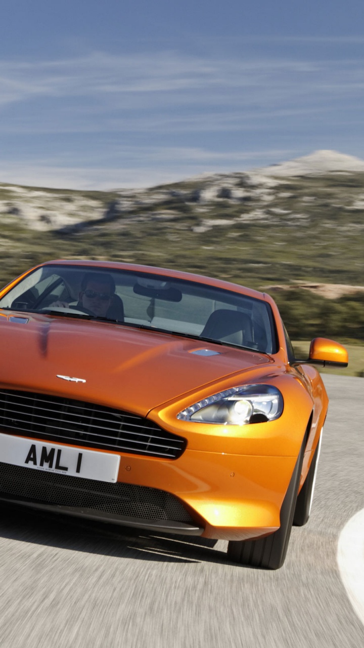 Oranger Porsche 911 Tagsüber Unterwegs. Wallpaper in 720x1280 Resolution