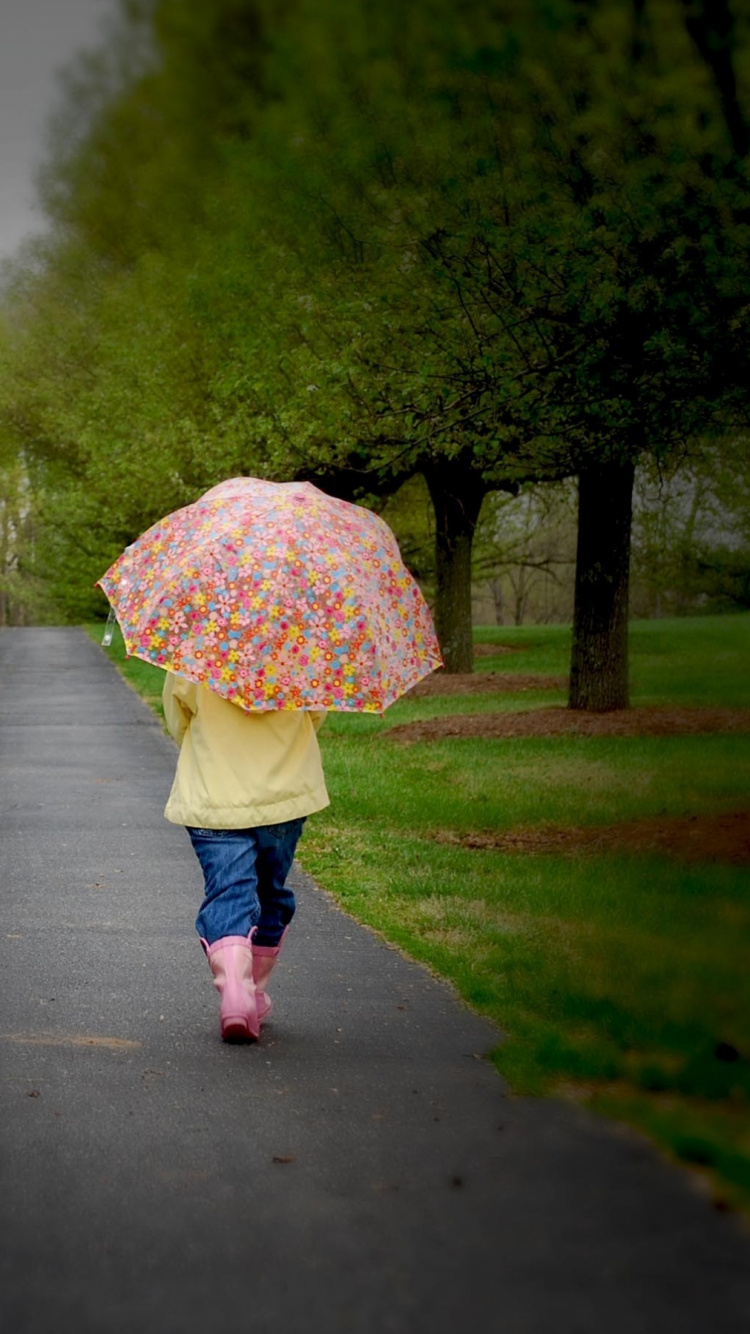 Personne en Parapluie Rose Marchant Sur Une Route Goudronnée Grise Pendant la Journée. Wallpaper in 750x1334 Resolution