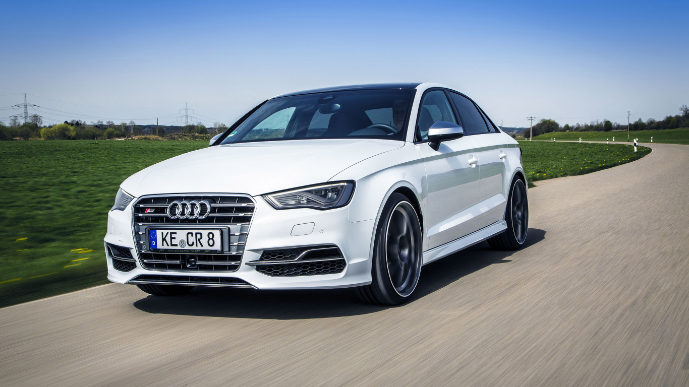 Silberner Audi a 4 Auf Einer Autobahn. Wallpaper in 1366x768 Resolution