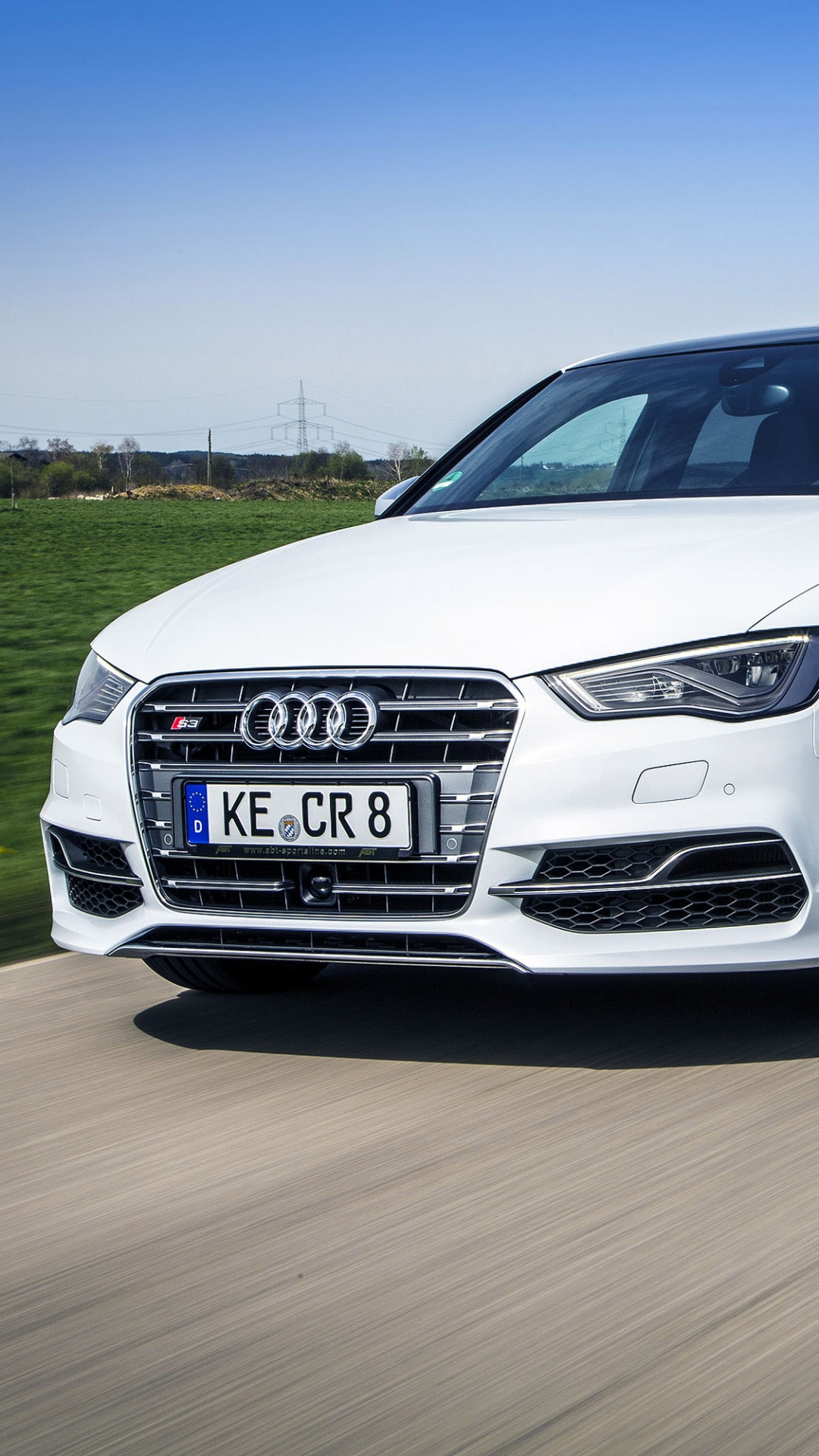 Audi a 4 Plateado en Una Carretera. Wallpaper in 1080x1920 Resolution