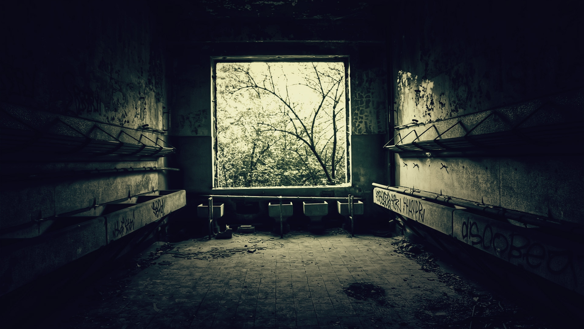 Brown Wooden Bench Near Trees. Wallpaper in 1920x1080 Resolution