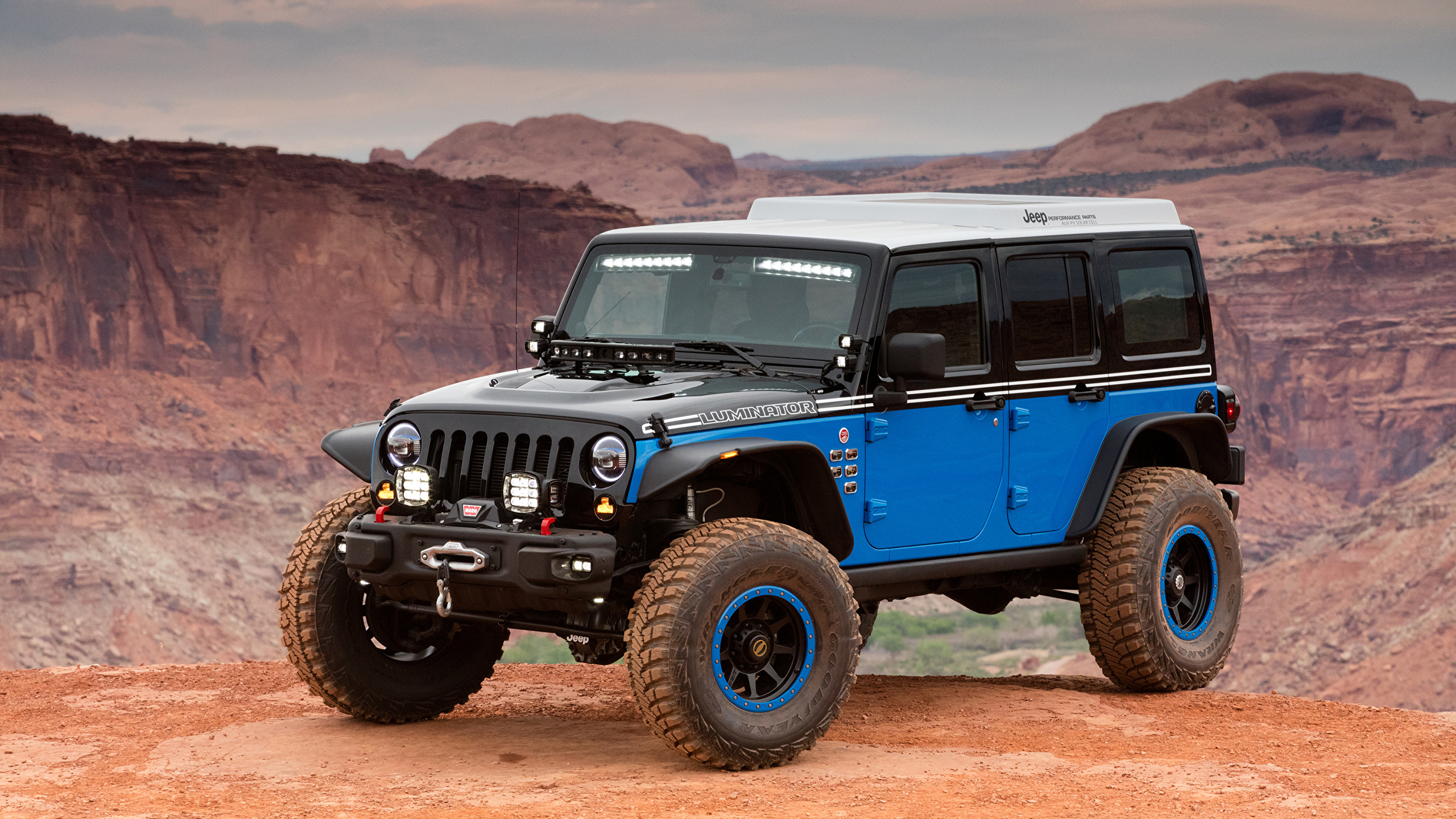 Jeep Wrangler Azul en Camino de Tierra Durante el Día. Wallpaper in 2560x1440 Resolution