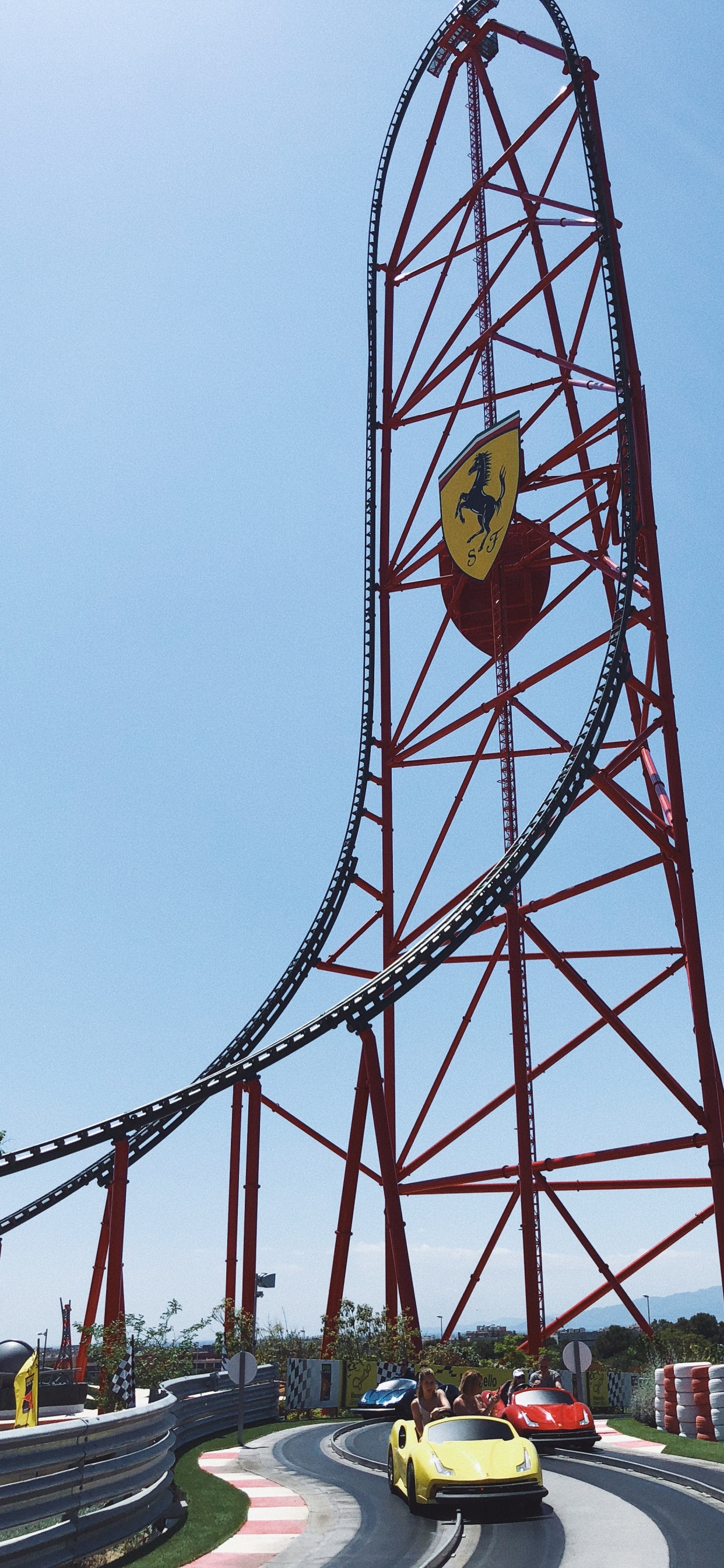 Russes, Ferris, Route, Infrastructure, Surface de la Route. Wallpaper in 1242x2688 Resolution