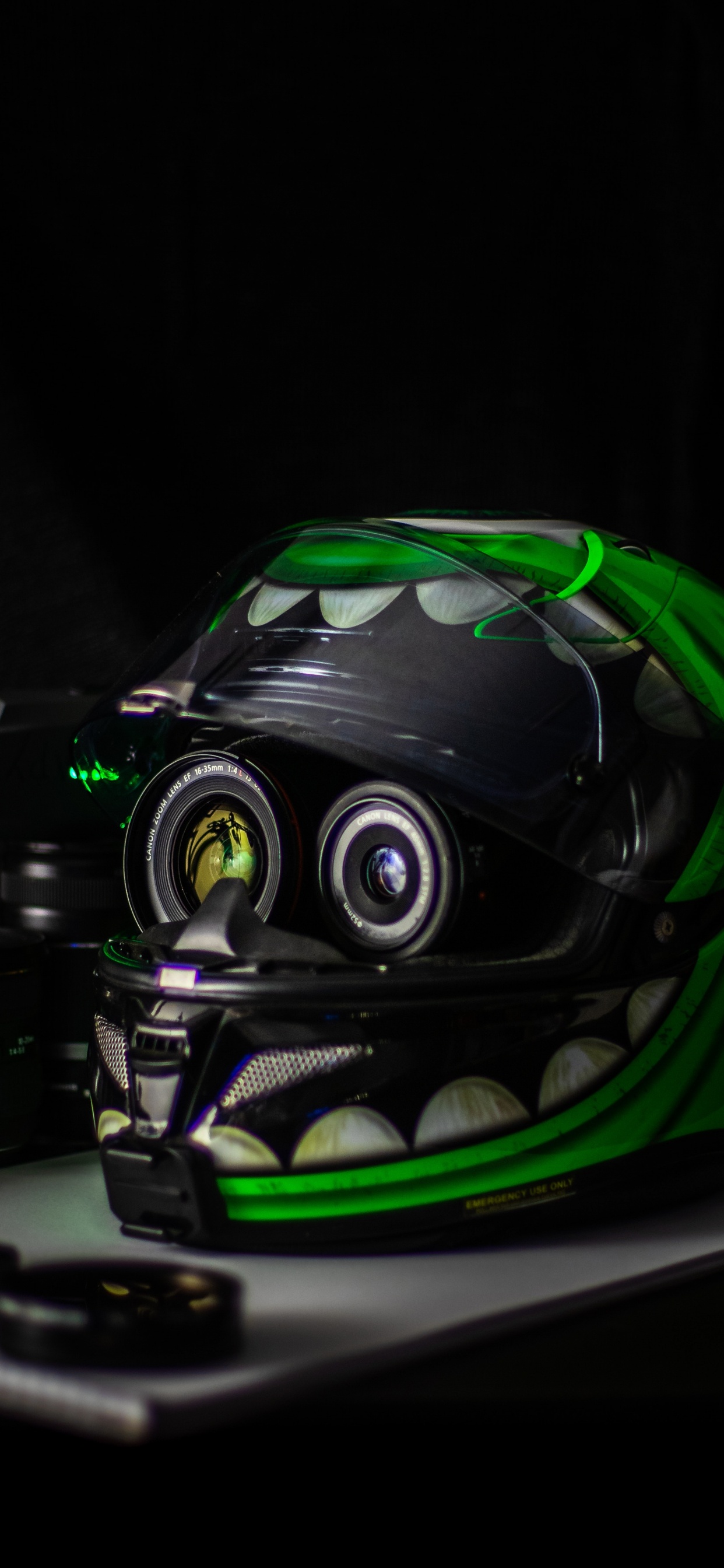 Casque de Moto Noir et Vert. Wallpaper in 1242x2688 Resolution